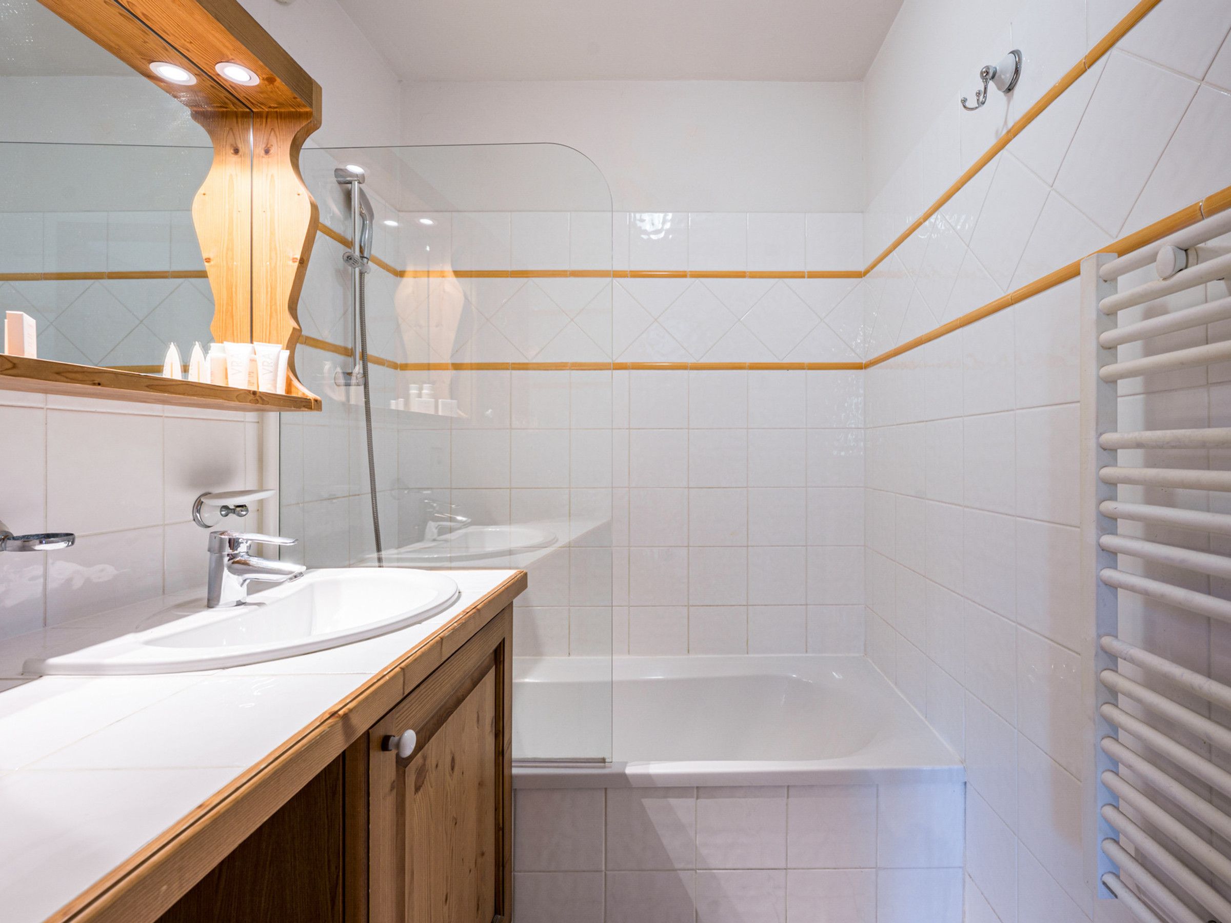 Ein Badezimmer mit zwei Waschbecken, einer Dusche und einer Badewanne.