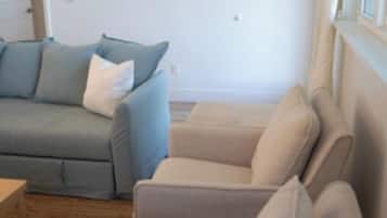 Una sala de estar con un conjunto de sofá y una mesa de centro.