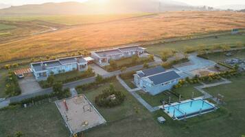 Zona residencial con casas, piscina y parque infantil.