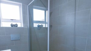 Comfort appartement, uitzicht op kanaal | Badkamer | Een aparte badkuip en douche, handdoeken, zeep, shampoo