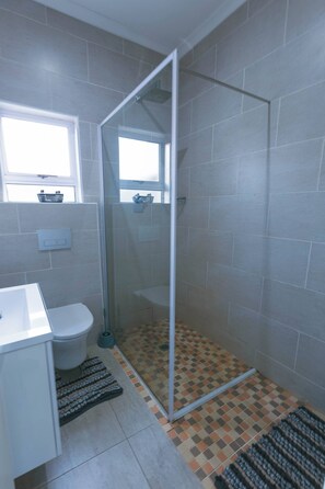Comfort-Apartment, Kanalblick | Badezimmer