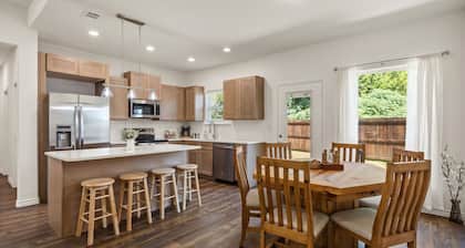 Wake Up on Lakeside Trail - Sleeps 8 Fire Pit