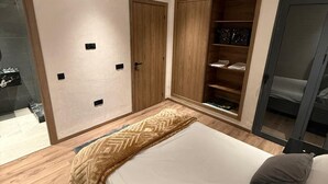 Een slaapkamer met een bed, een kledingkast en een inbouwkast.