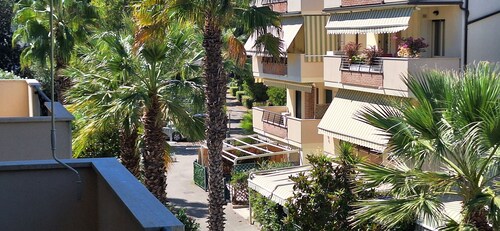 Cozy oceanfront apartment in a quiet, green neighborhood, perfect for families