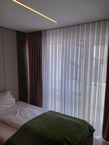 Room-single Room Without Balcony
