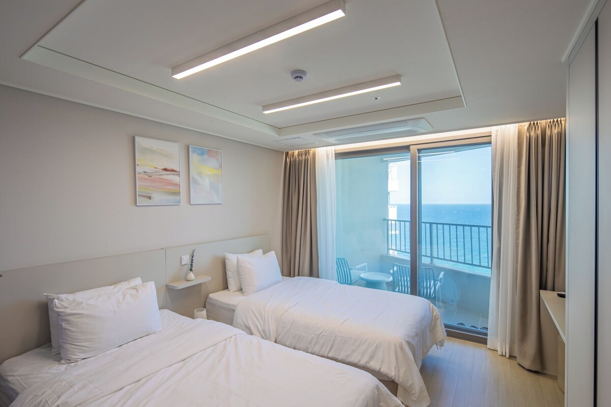 Deluxe Twin Half Ocean | Ropa de cama de alta calidad, wifi gratis y ropa de cama 