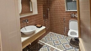 Triple Room | Bathroom - Avimukta An Ethnic Stay (Varanasi)