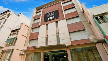 Un edificio de varios pisos con un letrero que dice 'Collection Company-Serviced'.