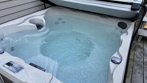 Outdoor spa tub - Tranquil 3-bedroom house with AC in charming Conway (Conway)