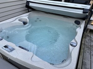Outdoor spa tub - Tranquil 3-bedroom house with AC in charming Conway (Conway)