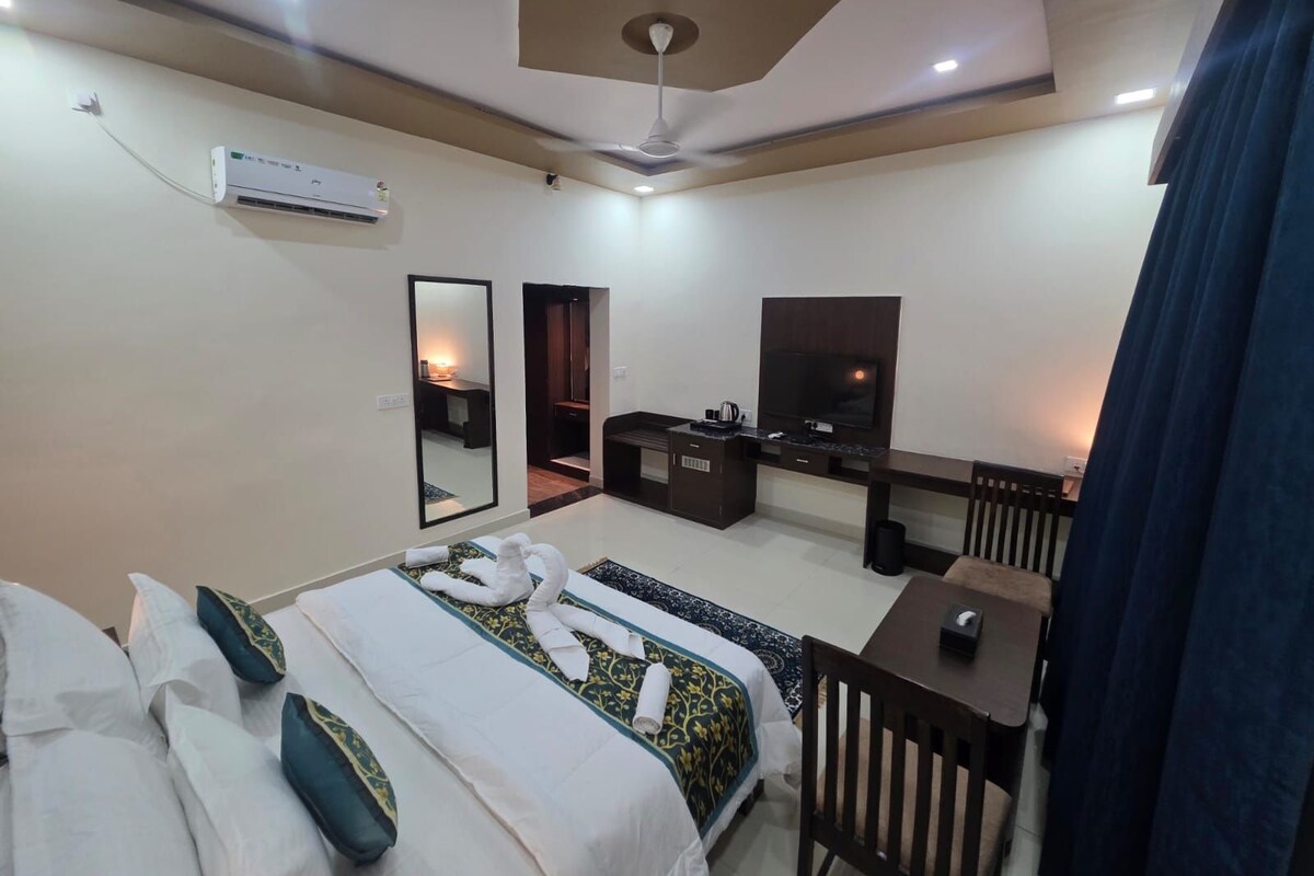 Quarto casal luxo, vista para a montanha | Escrivaninha, espaço de trabalho para notebook, Wi-Fi de cortesia