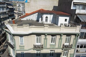 A multi-story building with a flat roof, large windows, and balconies. - Comfortable Central Studios with City Views in Thessaloniki (Thessaloniki)