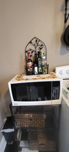Funky, 1 bdr suite near WRHN, uptown Waterloo & downtown Kitchener, Free parking
