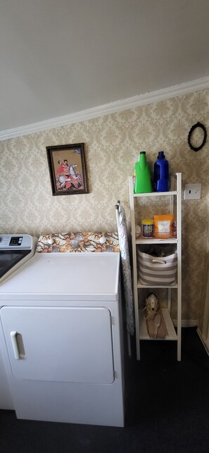 Bathroom - Cozy 1-bedroom studio near WRHN, uptown Waterloo & downtown Kitchener (Waterloo)