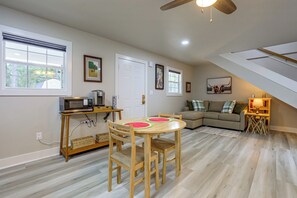 Un espacio moderno para vivir con comedor, cocina y zona de estar.