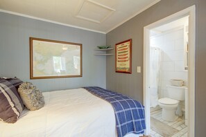 Quarto com cama, um mapa e um cartaz de canoa na parede.