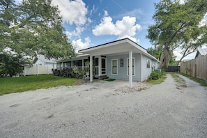 A single-story house with a covered porch, a gravel driveway, and a fenced yard. - 6 Mi to Beach! Sarasota Studio w/ Screened Porch (Sarasota)