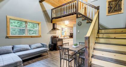 Close to Oneida Lake! 5-acre Wooded Escape w/ Deck
