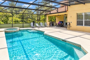 Piscina com estrutura de toldo, espreguiçadeiras e área de terraço com mesa e cadeiras.