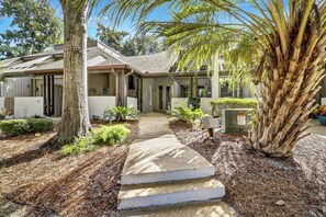 A residential building with a covered porch, a mailbox, and a utility box. - Sunset Rentals | Tennismaster 703 | Dog Friendly (Hilton Head Island)