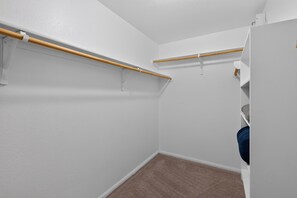A corner of a room with white walls, a wooden beam, and a carpeted floor. - New! Spacious 3BR Retreat Near Fort Hood Killeen (Killeen)