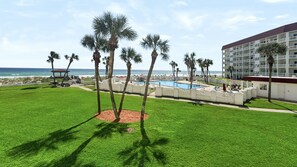 Ein Resort mit Schwimmbad, Palmen und Blick auf den Ozean.