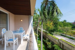 Outdoor dining - Baan San Dao Service Apartment (Hua Hin)