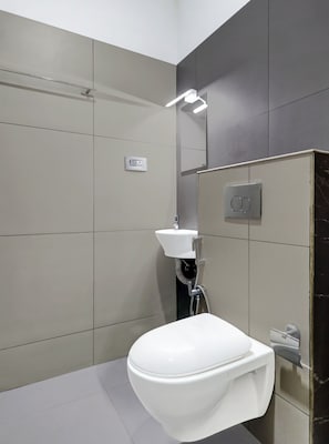 Classic Room | Bathroom | Shower, towels, soap, shampoo - Collection O Munnar (Munnar)