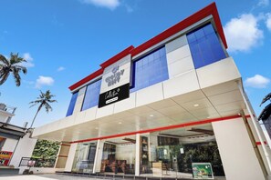 A building with a sign reading 'Cloudy Mist Collection Company-Serviced'. - Collection O Munnar (Devikolam)