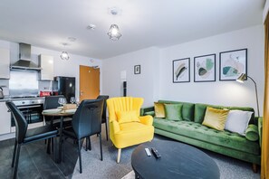 Unclassified image, 5 of 31, button - Stylish 2 Bed, 2 Bath Apartment with Free Parking| Near City Centre & Media City (Salford)