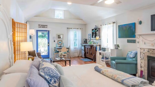 Room - Pet friendly Suite in boutique cottage in downtown historic downtown Mystic (Groton)