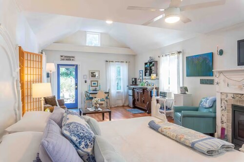 Pet friendly Suite in boutique cottage in downtown historic downtown Mystic