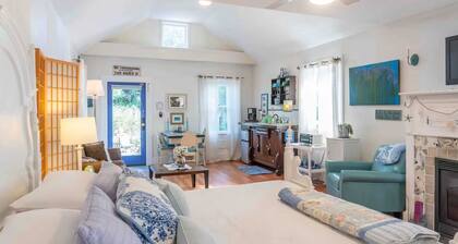 Pet friendly Suite in boutique cottage in downtown historic downtown Mystic