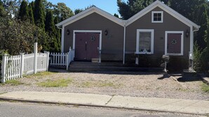Exterior - Pet friendly Suite in boutique cottage in downtown historic downtown Mystic (Groton)