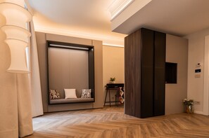 Un intérieur moderne avec un canapé, un téléviseur et un plancher en bois.