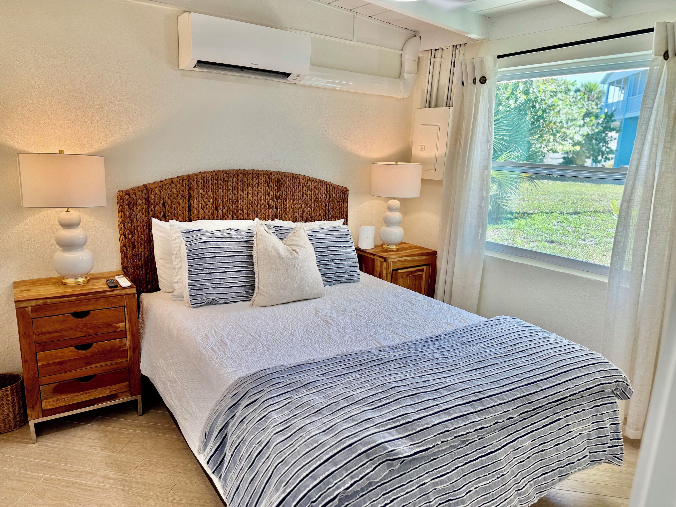 Iron/ironing board, bed sheets