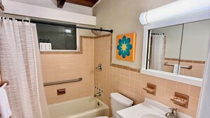 Ein Badezimmer mit Badewanne, Toilette und Waschbecken.