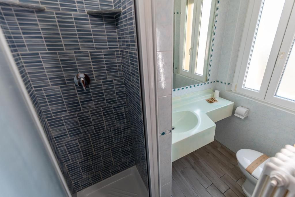 Standard Double Room | Bathroom | Shower, free toiletries, towels, soap