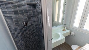 Standard-Doppelzimmer | Badezimmer | Dusche, kostenlose Toilettenartikel, Handtücher, Seife