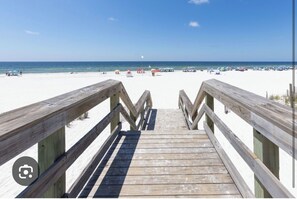 Chaises longues, serviettes de plage