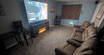 Nova's Hotel. Entire Rental 4 Bedrooms, 6 beds Qx6. 1.5 Bath - New & Super Clean
