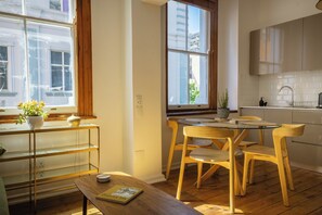 Dining - Cozy 1-bedroom heritage style apartment Cape Town with AC (Cape Town)