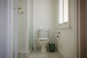 Bathroom - Cozy 1-bedroom heritage style apartment Cape Town with AC (Cape Town)