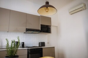 Private kitchen - Cozy 1-bedroom heritage style apartment Cape Town with AC (Cape Town)