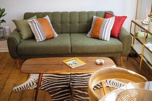 Living area - Cozy 1-bedroom heritage style apartment Cape Town with AC (Cape Town)