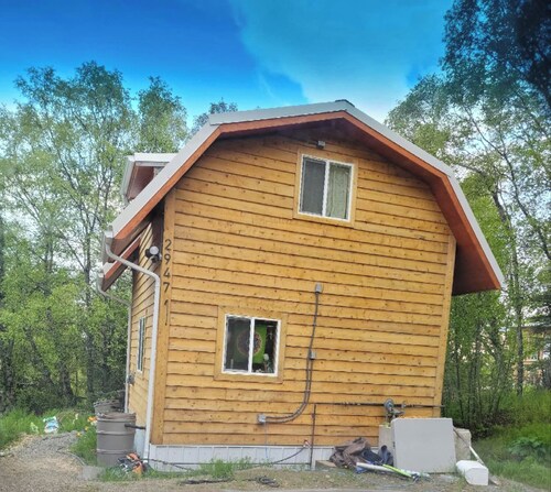 Beautiful cabin located close to everything with (EU) King size mattress in upstairs loft, large jetted tub and views of Grewing Glacier and Kachemak Bay from the windows.