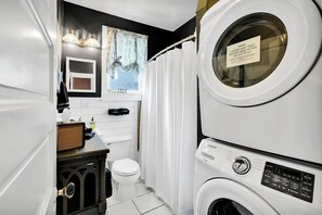 Bathroom - Chic 2 Bedroom Flat in Historic District - Wilmington (Wilmington)