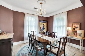 Dining - Chic 2 Bedroom Flat in Historic District - Wilmington (Wilmington)