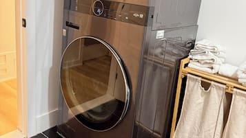 Eine moderne, wandmontierte Wascheinheit aus Edelstahl mit einem digitalen Display.