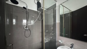 Dusche, Haartrockner, Bidet, Handtücher